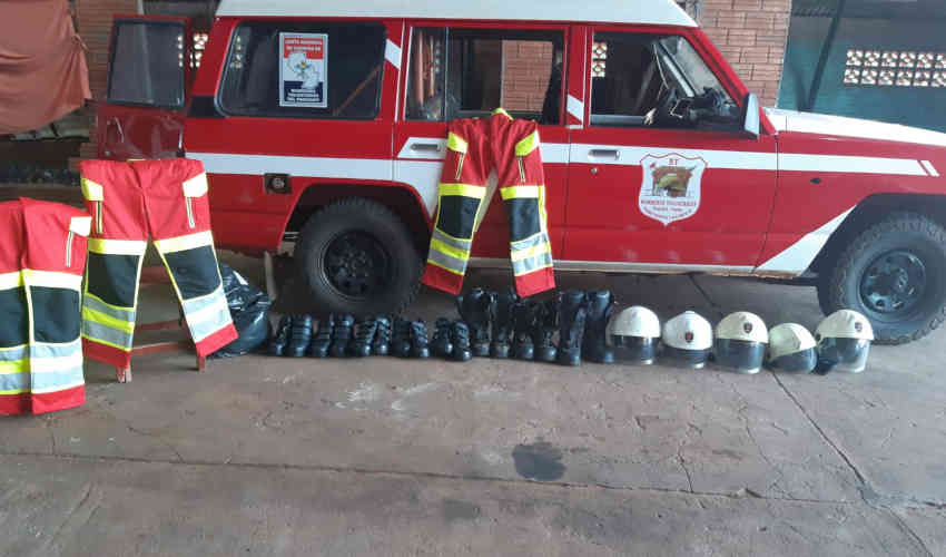 Donan equipos para bomberos voluntarios en Itapúa