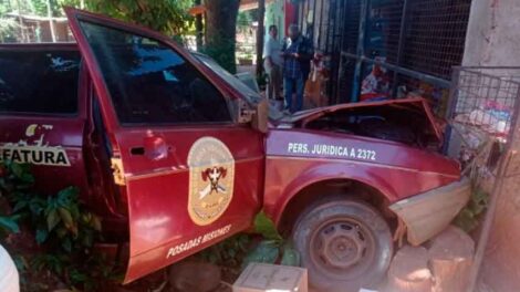 Se llevó el auto de los bomberos voluntarios y lo chocó