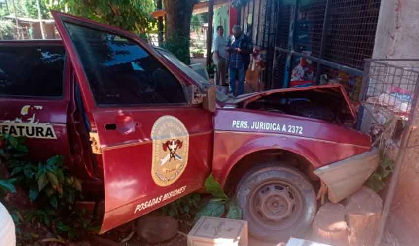 Se llevó el auto de los bomberos voluntarios y lo chocó