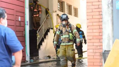 Bomberos controlan incendio en depósito de ropa