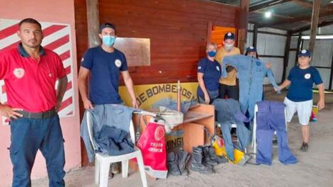 Bomberos de Villa Clara entregaron elementos a sus pares de Villa Domínguez