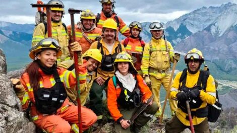 Bomberos de Córdoba luchan contra el fuego en Bariloche