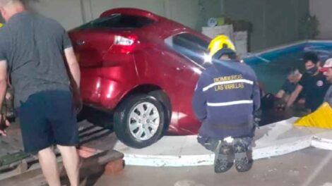 Auto cayó a una pileta y debieron sacarlo los bomberos