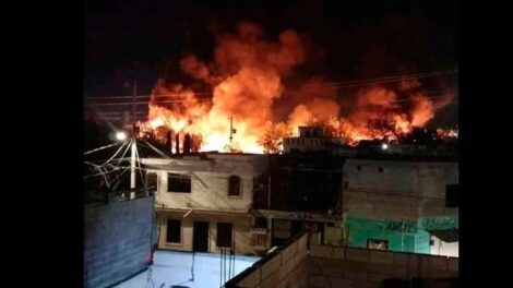 Incendio en Monterrey destruye 100 casas