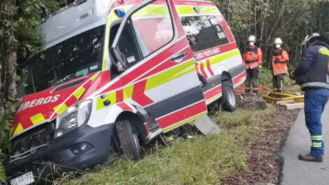 Vehículo de Bomberos se accidentó cuando iba a colaborar en una búsqueda