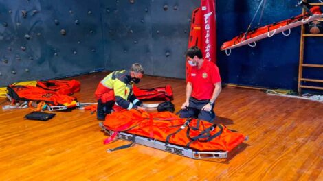 El servicio de Bomberos refuerza su equipamiento con nuevas camillas