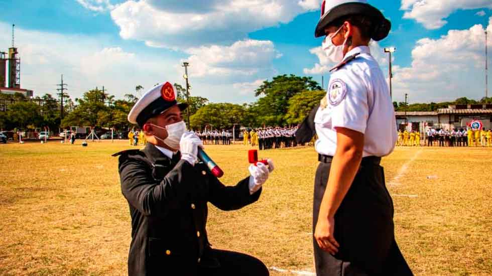 Sorprendió a su novia en pleno juramento de bomberos