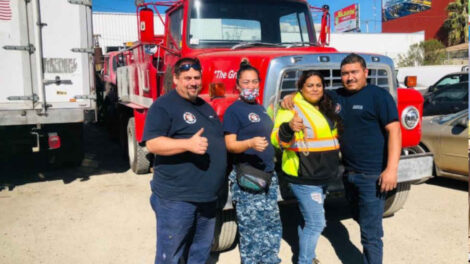 Donan a voluntarios unidad de Bomberos de Camalú