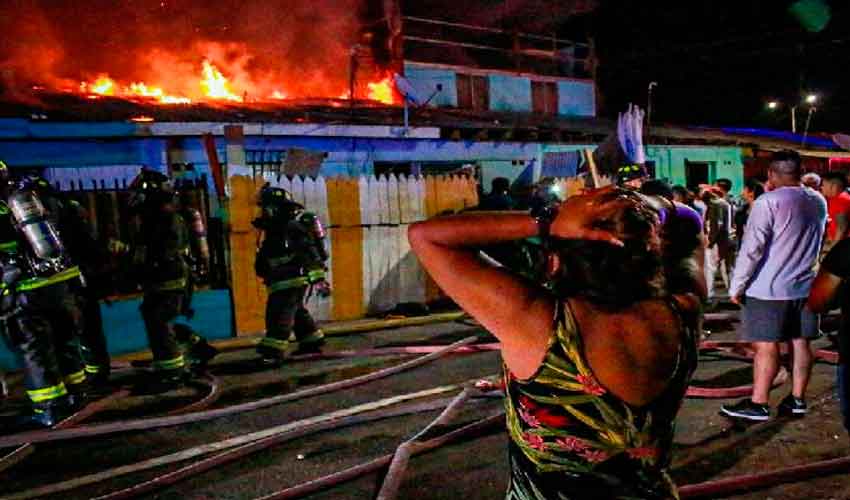 Tres bomberos lesionados dejó incendio en Iquique