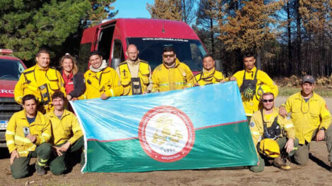 Bomberos bonaerenses regresaron tras combatir incendio en la Patagonia