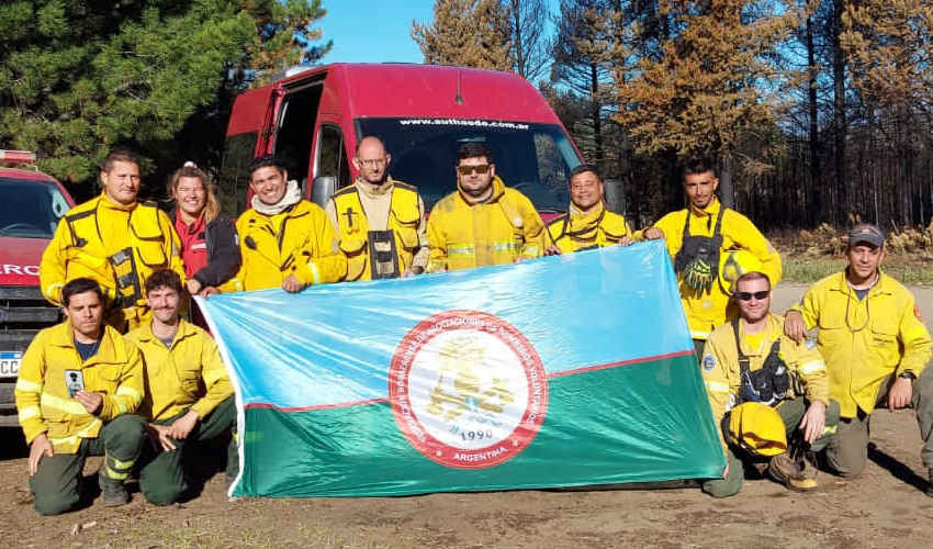 Bomberos bonaerenses regresaron tras combatir incendio en la Patagonia