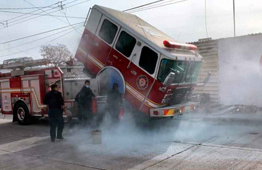 Se incendia camión de bomberos y los bomberos piden ayuda