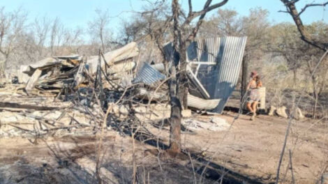 El fuego arrasó cuatro casas y dejó cinco bomberos heridos