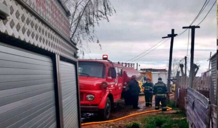 Un viejo Mercedes 1114: la autobomba en la que arriesgan la vida los bomberos