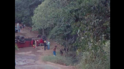 Una unidad de Bomberos volcó cuando se dirigía a un incendio forestal