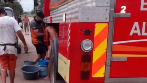 Almafuerte: los bomberos siguen llevando agua a los vecinos