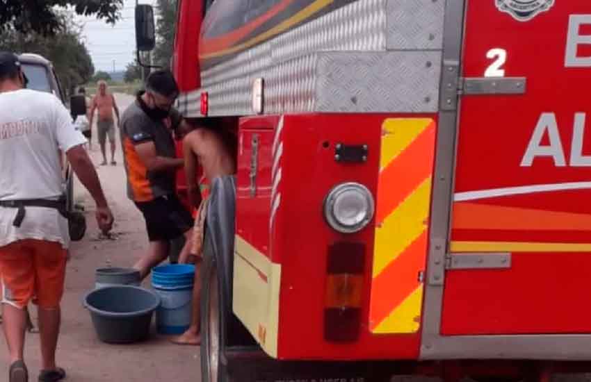 Almafuerte: los bomberos siguen llevando agua a los vecinos