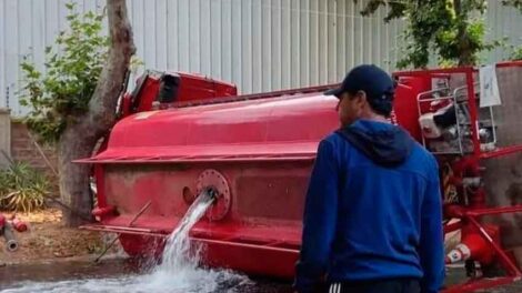 Vuelco de camión aljibe de Bomberos San Felipe