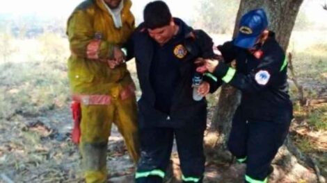 Bomberos combatían un incendio y se descompensaron por el calor