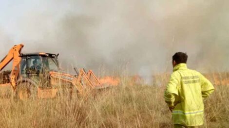 Intendente donó su primer sueldo a los Bomberos Voluntarios