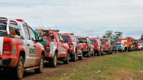 Luego de intensa lucha contra el fuego, bomberos empezaron a dejar Corrientes