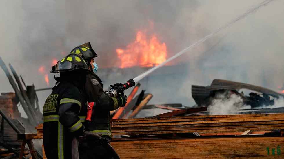 Dos Bomberos lesionados en Incendio en bodega en La Florida