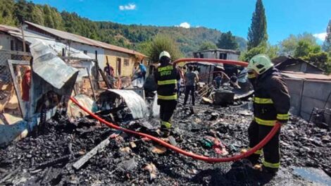 Dos bomberos lesionados y dos casas destruidas dejó incendio