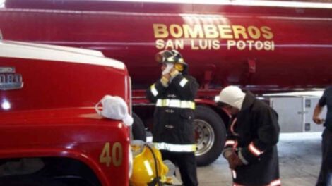 Bomberos trabajan con equipos y camiones viejos