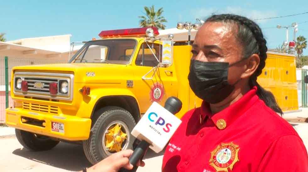 Verónica Hidrogo porta con orgullo su uniforme de bombero