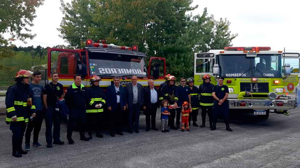 Bomberos presentaron los dos autobombas adquiridos para su flota