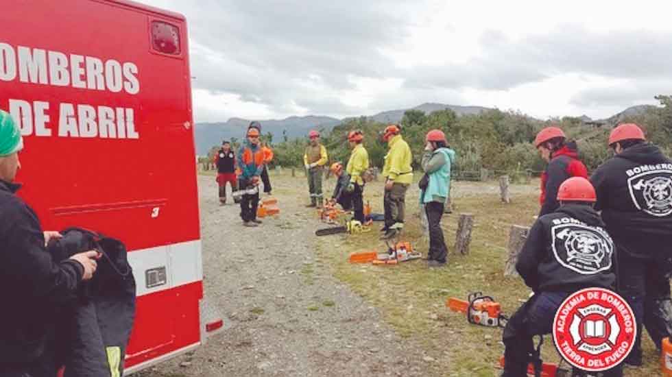 Bomberos Voluntarios de Ushuaia se capacitaron en el uso seguro de motosierras