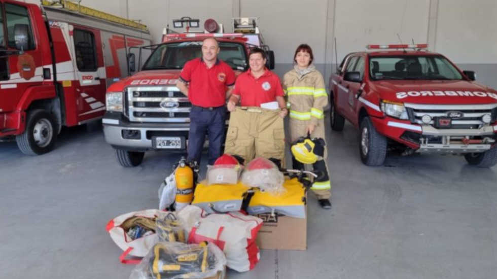 Bomberos de Rawson donaron equipamiento a Bomberos de Paso de Indios