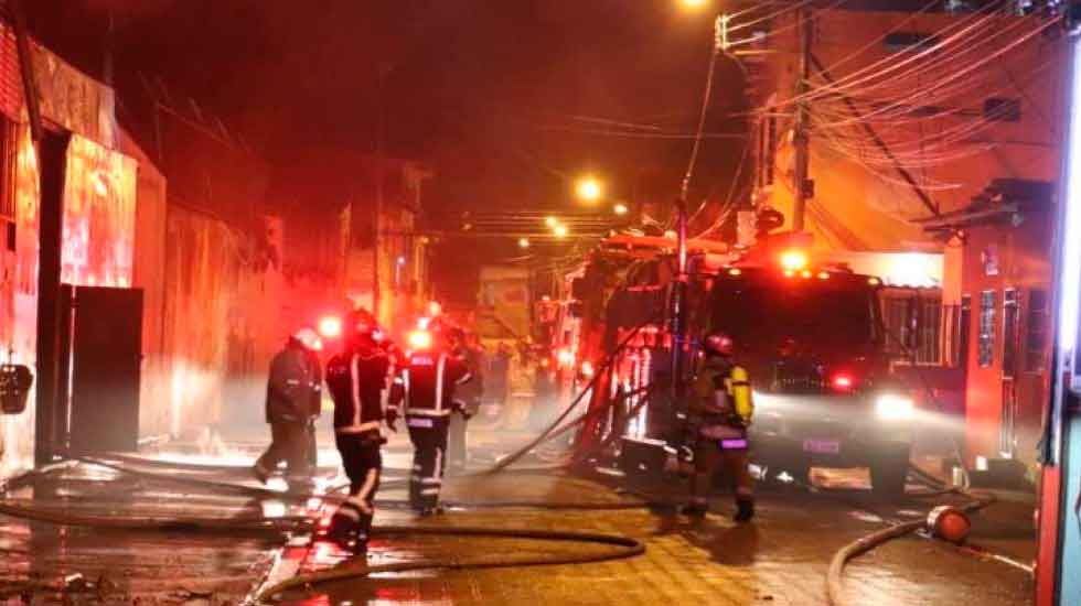 Un centenar de bomberos para contener incendio en Guayaquil