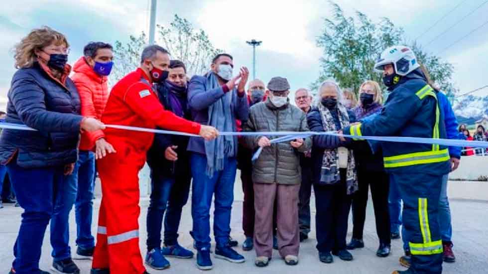 Municipio inauguró la renovada Plaza de los Bomberos