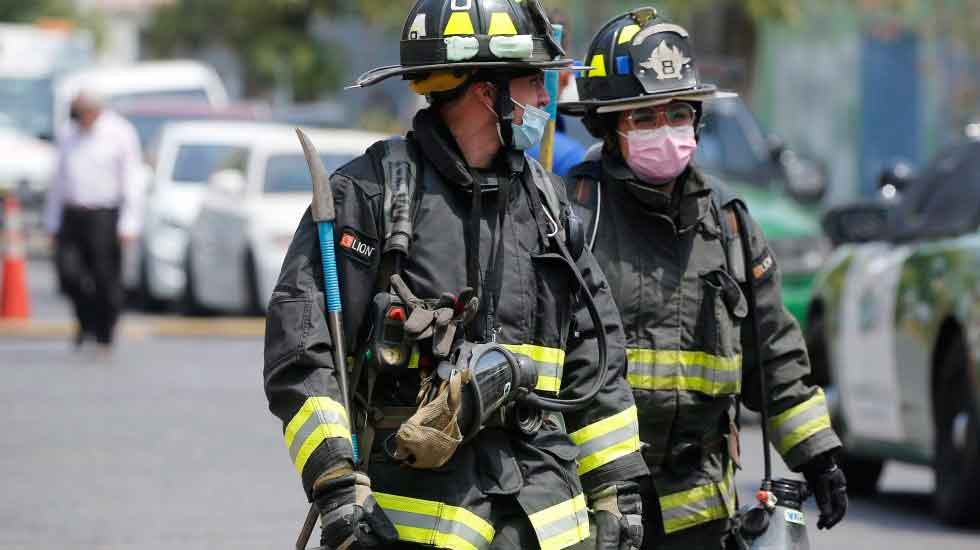 Bomberos fueron agredidos por familiares de hombre que chocó contra un poste