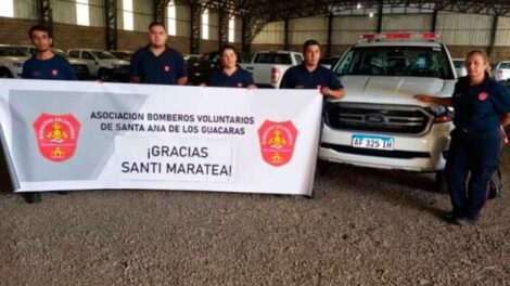 Bomberos recibieron una de las camionetas que se compraron con la colecta