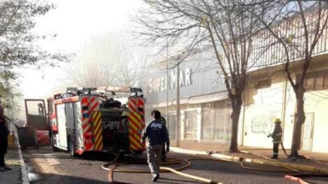 Bomberos sofocaron un incendio en un supermercado