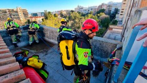 Los bomberos realizan simulaciones de rescate y emergencias