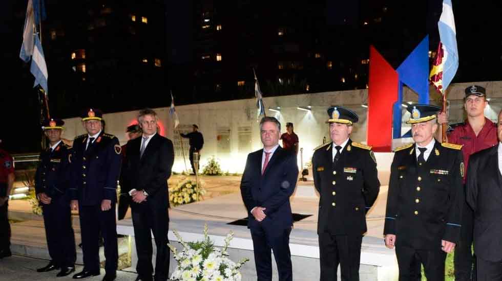 Inauguran monumento a bomberos de la Ciudad caídos en cumplimiento del deber