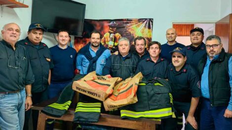 La empresa Loma Negra donó vestimenta para Bomberos Voluntarios