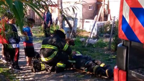 Un bombero resultó accidentado mientras trabajaba en incendio de vivienda