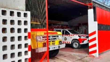 Atacó a trompadas a Bomberos Voluntarios porque no le dieron comida