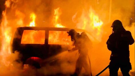 Incendios y pedradas: noche intensa para los Bomberos