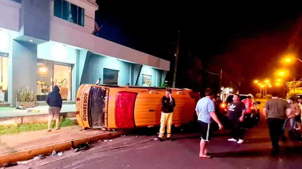 Ambulancia del cuerpo de bomberos involucrada en accidente fatal