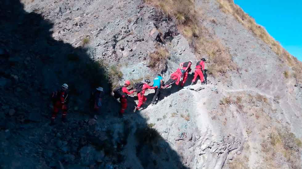 Bomberos rescataron a una niña tras 8 horas de recorrido a pie