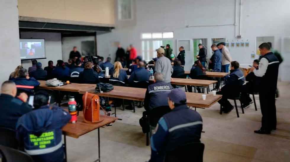 25 Bomberos Voluntarios se recibieron de radioaficionados