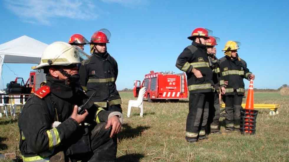 Reconocen a bomberos de Ramallo tras salvar la vida de un bebé