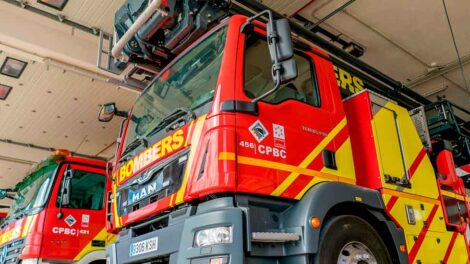 Bomberos obligados a apagar incendios "con trajes de segunda mano"