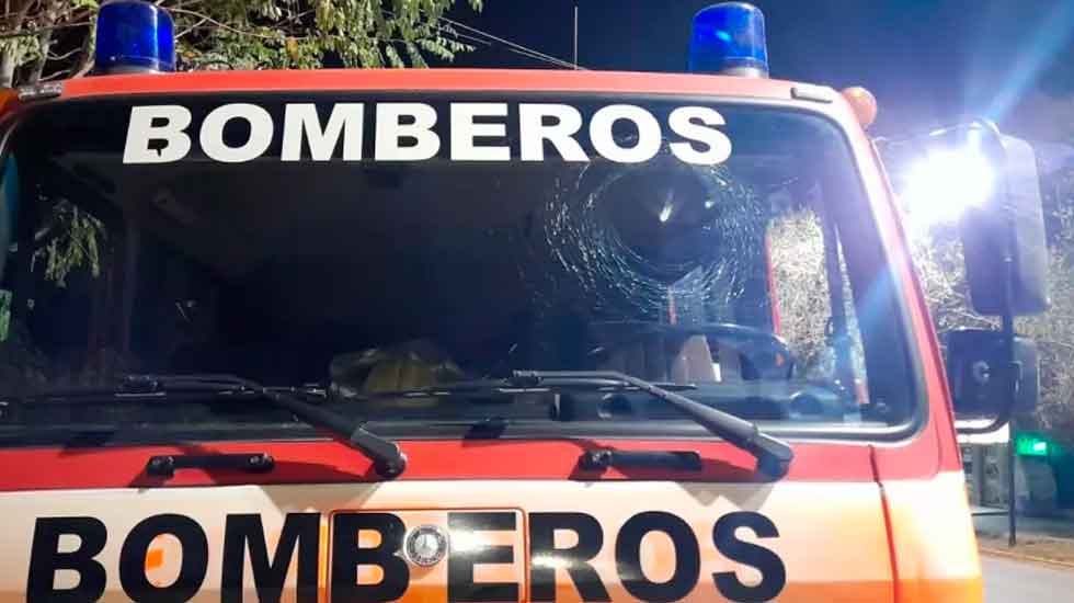 Atacaron a piedrazos a una unidad de los bomberos voluntarios