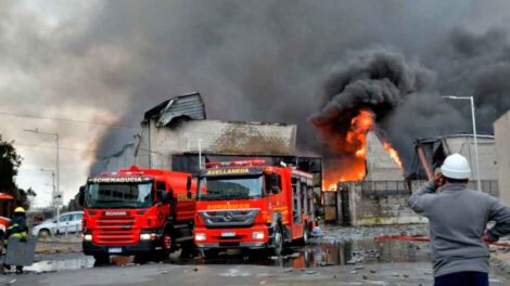 Bomberos continúan los trabajos de extinción en Avellaneda